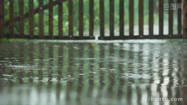 农村阴天下雨水滴木头门倒影